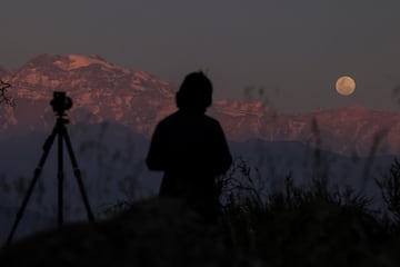 La luna se eleva sobre la cordillera de los Andes, en Santiago de Chile.