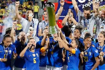 Jugadoras de Brasil celebran con el trofeo al ganar la final de la Copa América Femenina ante Colombia en el estadio Alfonso López en Bucaramanga (Colombia). EFE/Mauricio Dueñas Castañeda
