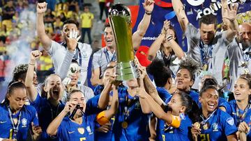 AMDEP5170. BUCARAMANGA (COLOMBIA), 30/07/2022.- Jugadoras de Brasil celebran con el trofeo al ganar la final de la Copa América Femenina ante Colombia en el estadio Alfonso López en Bucaramanga (Colombia). EFE/Mauricio Dueñas Castañeda
