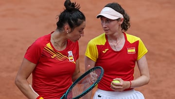 PARIS, 01/08/2024.- Las tenistas españolas Cristina Bucsa y Sara Sorribes (I) ante las ucranianas Nadia Kichenok y Liudmila Kichenok durante los cuartos de final de dobles femeninos de tenis celebrados en el marco de los Juegos Olímpicos París 2024, este jueves, en la capital francesa. EFE/ Juanjo Martín
