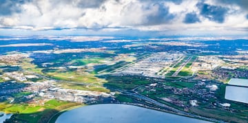 Heathrow es el aeropuerto con mayor actividad y conexiones en el Reino Unido y Europa. Se encuentra en Heathrow un ¨¢rea que en la actualidad forma parte del municipio londinense de Hillingdon. Originalmente se denominaba Heath Row.