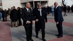 TRES CANTOS (C.A. DE MADRID), 10/02/2023.- El presidente del FC Barcelona, Joan Laporta (d) y el vicepresidente del club, Rafael Yuste (c), a su salida de la capilla ardiente del exfutbolista Marcos Alonso, que falleció este jueves a los 63 años de edad víctima de un cáncer, instalada este viernes en el tanatorio La Paz de la localidad madrileña de Tres Cantos. EFE/Sergio Pérez
