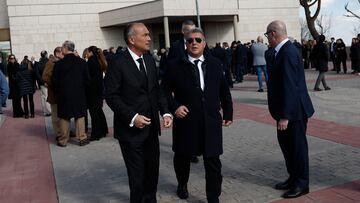TRES CANTOS (C.A. DE MADRID), 10/02/2023.- El presidente del FC Barcelona, Joan Laporta (d) y el vicepresidente del club, Rafael Yuste (c), a su salida de la capilla ardiente del exfutbolista Marcos Alonso, que falleció este jueves a los 63 años de edad víctima de un cáncer, instalada este viernes en el tanatorio La Paz de la localidad madrileña de Tres Cantos. EFE/Sergio Pérez