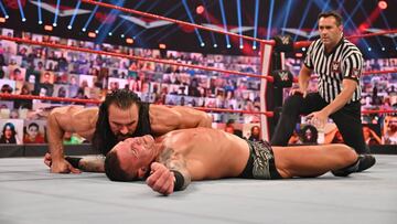 Drew McIntyre ataca a Randy Orton en Raw.