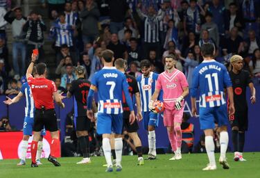 El VAR avisa al árbitro, Soto Grado, y tras revisar la jugada el colegiado le muestra la cartulina roja por una agresión a Lamine Yamal.