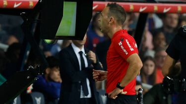Cuadra Fernández observa el monitor de VAR durante el último Barça-Real Sociedad.