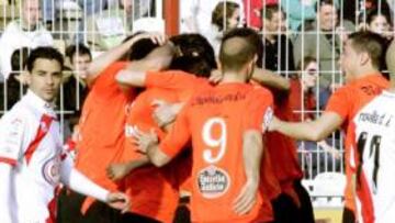 <b>PIÑA. </b>Los jugadores del Celta festejan el primero de sus goles.