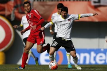 Futbol, Nublense vs Colo Colo.
Copa Chile 2016.
El jugador de Colo Colo Jaime Valdes, derecha, disputa el balon con Cristian Retamal de Nublense durante el partido de Copa Chile en el estadio Nelson Oyarzun de Chillan, Chile.
09/07/2016
Andres Pina/Photosport**************