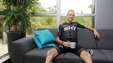 28/08/17  VUELTA CICLISTA A ESPA&Ntilde;A 2017   ETAPA  DESCANSO  ELCHE  TEAM SKY ENTREVISTA CHRIS FROOME JERSEY ROJO DE LA CARRERA LIDER
 ENTREVISTA CICLISMO 