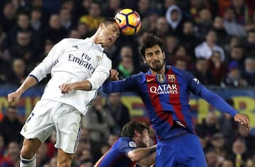 André Gomes pelea un balón aéreo con Cristiano.