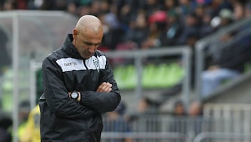 Ftbol, Santiago Wanderers v Everton.
 Novena Fecha, Campeonato apertura 2016/17.
 El entrenador de Santiago Wanderers, Eduardo Espinel, durante el partido de primera divisin contra Everton disputado en el estadio Elias Figueroa de Valparaiso, Chile.
 15/10/2016
 Sebastian Cisternas/Photosport******
 
 Football, Santiago Wanderers v Everton.
 Ninth date, Aperture Championship 2016.
 Santiago Wanderers manager, Eduardo Espinel, during the first division football match against Everton at the Elias Figueroa stadium in Valparaiso, Chile.
 15/10/2016
 Sebastian Cisternas/Photosport