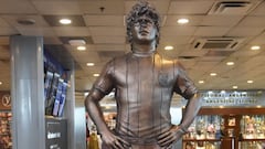 Inauguran una estatua de Maradona en Ezeiza
