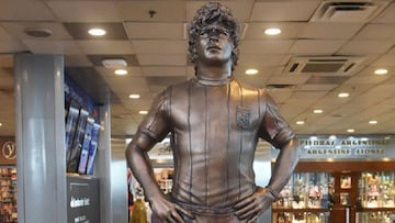 Una estatua en homenaje al fallecido futbolista Diego Armando Maradona fue inaugurada este miércoles en el Aeropuerto Internacional de Ezeiza.