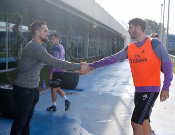 Otro pelotero venezolano al que se le ha visto posando para fotos y compartiendo con jugadores del Barça es el maracucho de los Bravos de Atlanta. En la foto aparece con el delantero Álvaro Morata, pero también tiene otras con Danilo y Mariano.