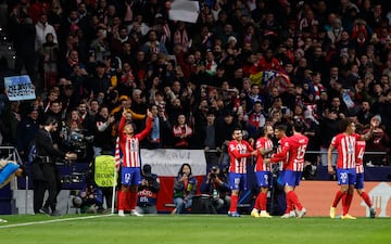Los jugadores del Atlético de Madrid celebrando el gol de Samu Lino.