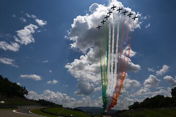 Aviones italiano dibujan la bandera del pa¨ªs sobre el Aut¨®dromo Internacional del Mugello.