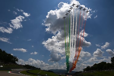 Aviones italiano dibujan la bandera del país sobre el Autódromo Internacional del Mugello.