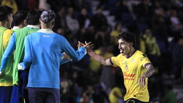 America's US forward #17 Alejandro Zendejas (R) celebrates with teammates after scoring his team's first goal during the Liga MX Clausura tournament quarter-final second leg football match between America and Pachuca at the Sports City Stadium in Mexico City on May 10, 2025. (Photo by Victor Cruz / AFP)