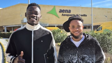 Akor Adams y Ejuke, recién aterrizados en Sevilla.