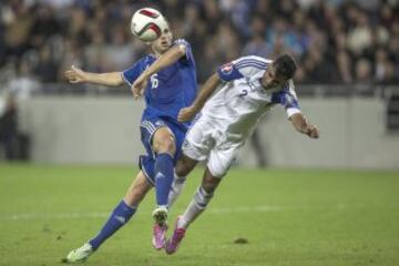 Israel - Bosnia. Eyal Meshumar con Senad Lulic.