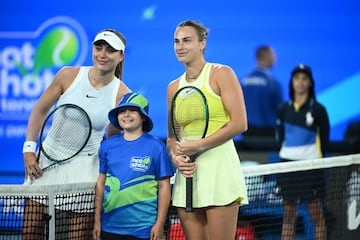 Aryna Sabalenka y Paula Badosa posan antes del encuentro de semifinales del OPen de Australia.