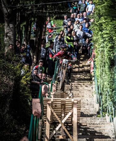 Iraitz Etxebarria y Andrea Farias, campeones del Bilbao Downhill