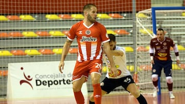 Solano protege el bal&oacute;n ante el jugador del Ribera Navarra.