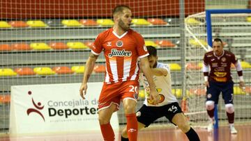 Solano protege el balón ante el jugador del Ribera Navarra.