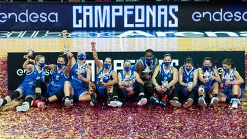 Las jugadoras del Perfumerías, tras levantar la copa