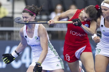 La irlandesa Roisin Upton recibe un tremendo golpe en la cara con el stick de la chilena Camila Caram durante el partido de la Copa Mundial de hockey femenino que enfrentaba a sus selecciones en el estadio Wagener de Amsterdam (Países Bajos). Está claro que el exceso de ímpetu puede provocar estragos en este deporte.