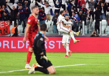  2-3. Theo Hernández celebra el tercer gol con Karim Benzema.