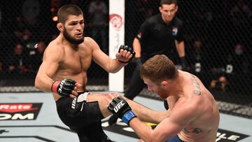 Khabib Nurmagomedov patea a Justin Gaethje durante su pelea en el UFC 254.
