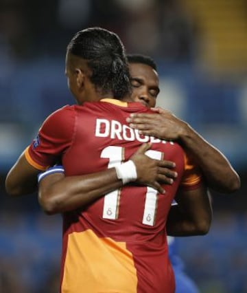 Eto'o y Drogba se saludan antes comenzar el encuentro.