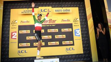 Fabio Aru subi&oacute; al p&oacute;dium como vencedor de la quinta del Tour de Francia 2017.