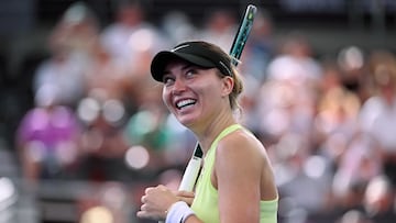 Paula Badosa sonríe durante su partido de dobles con Aryna Sabalenka en Brisbane.