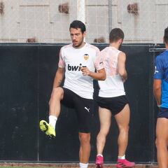 El Valencia entrena con sus capitanes pero sin Gameiro