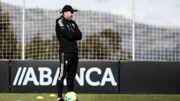 Eduardo Coudet observa, con los brazos cruzados, el entrenamiento del Celta en la previa de enfrentarse al Levante.