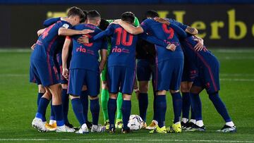 Los jugadores del Atlético, antes del inicio del partido contra el Villarreal.