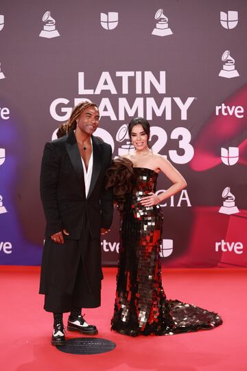 Beatriz Luengo y Yotuel Romero posa durante el photocall previo a la gala de entrega de los Latin Grammy 2023, en el Palacio de Congresos de Sevilla.