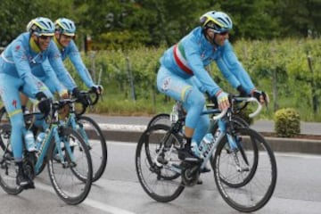 Vincenzo Nibali junto a sus compañeros del Astana.