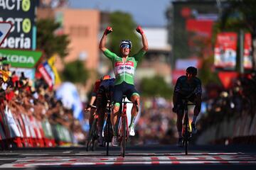 Mads Pedersen celebrando su victoria de etapa en la l¨ªnea de meta.