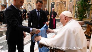 Iago Aspas y Kevin Vázquez entregan al Papa Francisco la camiseta del Celta.