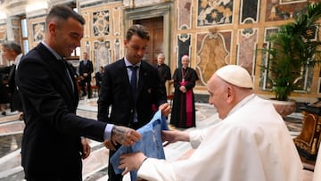 Iago Aspas y Kevin Vázquez entregan al Papa Francisco la camiseta del Celta.