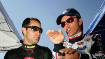 Adri&aacute;n Fern&aacute;ndez y Juan Pablo Montoya platican luego de un practica en Nascar.