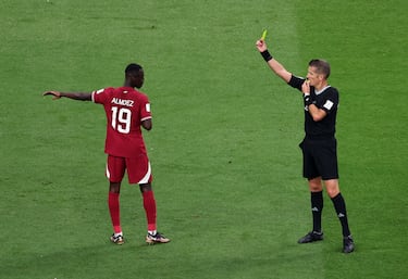 Segunda tarjeta para Qatar. Almoez Ali es amonestado tras una pérdida en campo rival y posterior falta.