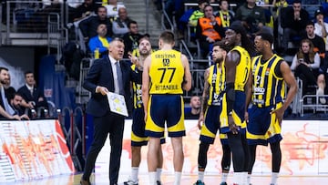 Sarunas Jasikevicius, entrenador del Fenerbahçe desde el 14 de diciembre, da instrucciones pizarra en mano a Calathes, Sestina, Wilbekin, Motley y Pierre.