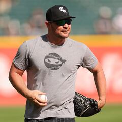 Chicago White Sox pitcher Liam Hendricks returns to MLB after beating cancer