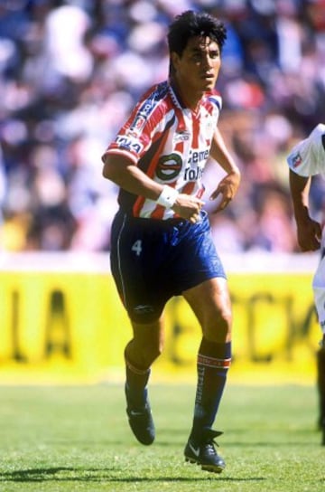 Central de Guadalajara en la segunda mitad de la década de los 90. Jugó de 1996 al 2000 y consiguió el campeonato del Verano 1997. Llegó a Chivas USA en 2005, lo que parecía un posible regreso al Rebaño, pero no se concretó. Se retiró en la filial de la MLS en 2010 con 41 años.