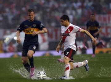 Rodrigo Mora de River y NIcolas Colazo de Boca, durante el juego de la fecha 10 del Torneo de Primera Division de la Liga Argentina de Futbol en el Estadio Monumental  el 5 de Octubre de 2014 en Buenos Aires, Argentina. (Foto: Gustavo Ortiz).