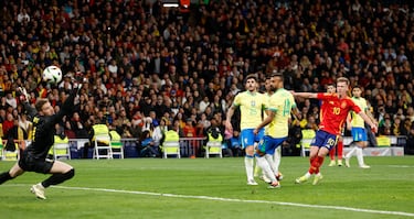 2-0. Dani Olmo, con un potente zurdazo, coloca el balón al palo largo de Bento. Imposible llegar para el portero brasileño.